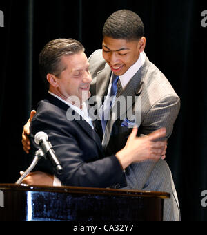 29. März 2012 - New Orleans, LA, USA - UK Coach John Calipari umarmte Anthony Davis, nachdem Calipari ihn mit der Rupp Trophy, präsentiert wie The Commonwealth Athletic Club of Kentucky den jährlichen Adolph Rupp-Awards im Rahmen einer Feierstunde im Marriott New Orleans Hotel am Canal St. in New Orleans vorgestellt Stockfoto