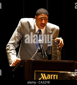 29. März 2012 - New Orleans, LA, USA - Anthony Davis sprach nach der Commonwealth Athletic Club of Kentucky ihn mit dem 2012 präsentiert, Rupp Trophy im Rahmen einer Feierstunde im Marriott New Orleans Hotel am Canal St. in New Orleans, Louisiana, Freitag, 30. März 2012 statt. Charles Bertram | Personal. (Kredit Im Stockfoto