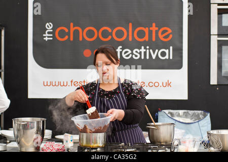 London, UK, 30032012. (Im Bild) Kochvorführung von Laura Amos 'Dessert Deli' am Schokoladenfest, Southbank Centre Square, London. Die fest Feier aller Dinge Schokolade. Stockfoto