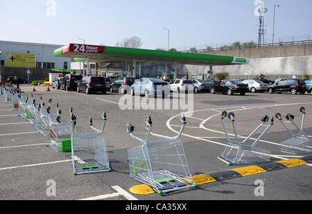 Freitag, 30. März 2012. Hollingbury, Brighton, UK Asda Personal Guide Verkehr auf den Vorplatz Benzin heute während Kraftstoff Panik UK Stockfoto