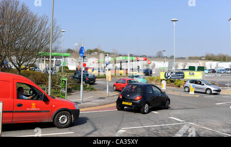 Freitag, 30. März 2012. Hollingbury, Brighton, UK Asda Personal Guide Verkehr auf den Vorplatz Benzin heute während Kraftstoff Panik UK Stockfoto