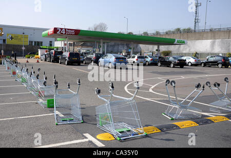 Freitag, 30. März 2012. Hollingbury, Brighton, UK Asda Personal Guide Verkehr auf den Vorplatz Benzin heute während Kraftstoff Panik UK Stockfoto