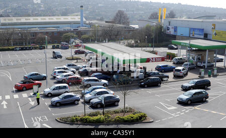 Freitag, 30. März 2012. Hollingbury, Brighton, UK Asda Personal Guide Verkehr auf den Vorplatz Benzin heute während Kraftstoff Panik UK Stockfoto