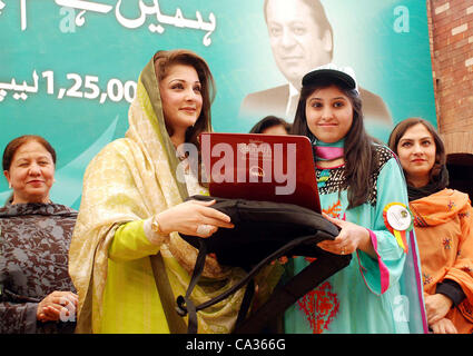 Moslemischer Liga-N Führer verschenkt Miriam Nawaz Laptop an ein Student während Laptops Verteilung Zeremonie am Kinnaird College in Lahore am Freitag, 30. März 2012. Stockfoto