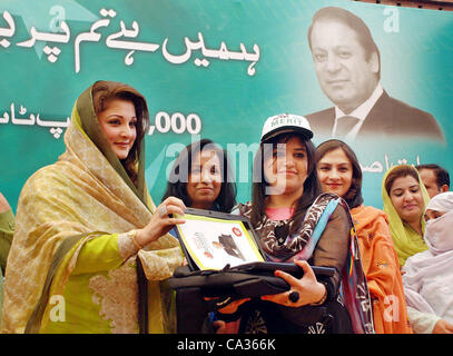 Moslemischer Liga-N Führer verschenkt Miriam Nawaz Laptop an ein Student während Laptops Verteilung Zeremonie am Kinnaird College in Lahore am Freitag, 30. März 2012. Stockfoto