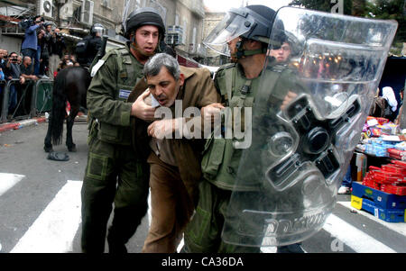 30. März 2012. Altstadt von Jerusalem. Israelischen Grenzpolizisten verhaften einen palästinensischen Demonstranten während der Zusammenstöße am "Tag des Bodens". Land Tag Commemoratates die Ereignisse von diesem Datum im Jahr 1976, wo 6 Arabische Bürger ums Leben kamen, und Hunderte verletzt. Stockfoto