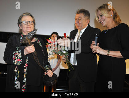 Polnische Regisseur Agnieszka Holland, links, Witwe des verstorbenen tschechischen Präsidenten Vaclav Havel und Schauspielerin Dagmar Havlová, Recht und Präsident des internationalen Filmfestivals Febiofest Fero Fenic, Center, stellen nach Agnieszka Holland Kristian Award für Verdienste um die Welt Kinematographie übernahm Stockfoto