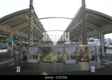 29. März 2012. Sanuki Udon, eine lokale Nudelgericht ist Takamatsu Bahnhof in der Präfektur Kagawa, Japan am 29. März 2012 gefördert. Sanuki Udon ist in ganz Japan bekannt, und viele Japaner gehen auf Gourmet-Touren, probieren Sie das Gericht auf der Insel Shikoku. Stockfoto