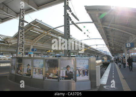 29. März 2012. Sanuki Udon, eine lokale Nudelgericht ist Takamatsu Bahnhof in der Präfektur Kagawa, Japan am 29. März 2012 gefördert. Sanuki Udon ist in ganz Japan bekannt, und viele Japaner gehen auf Gourmet-Touren, probieren Sie das Gericht auf der Insel Shikoku. Stockfoto