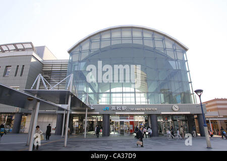 29. März 2012. Sanuki Udon, eine lokale Nudelgericht ist Takamatsu Bahnhof in der Präfektur Kagawa, Japan am 29. März 2012 gefördert. Sanuki Udon ist in ganz Japan bekannt, und viele Japaner gehen auf Gourmet-Touren, probieren Sie das Gericht auf der Insel Shikoku. Stockfoto