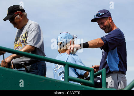 30. März 2012 - Bradenton, FL - LARA CERRI |   Times.SP 351510 cerr RAYS 02 14 (30.03.2012, Bradenton) Michael Lachman (Cq), 7, St. Petersburg bekommt seinen Ball von Reid Brignac unterzeichnet, nachdem die Tampa Bay Rays in Pittsburgh Pirates Training Spiel in McKechnie Field in Bradenton Freitag Frühling.  [ Stockfoto