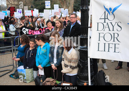 London, UK. 30. März 2012. 40 Tage für das Leben und Pro Wahl Demo bei Bpas Abtreibung Klinik in London Stockfoto