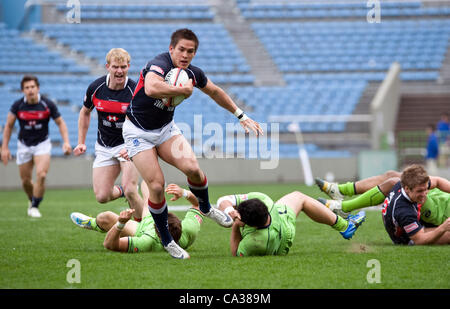 Hong Kongs Rowan Varty losreißt, zweiten Versuch sein Team gegen Australien in Runde 7 von 7 s Rugby-Weltmeisterschaft in Tokio auf 31. März 2012 zu Punkten. Australien gewann den umkämpften Wettbewerb 17-14. Fotograf: Robert Gilhooly Stockfoto