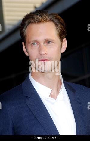 Alexander Skarsgard im Ankunftsbereich für TRUE BLOOD Saison 5 Premiere, Cinerama Dome at The Arclight Hollywood, Los Angeles, CA 30. Mai 2012. Foto von: Elizabeth Goodenough/Everett Collection Stockfoto