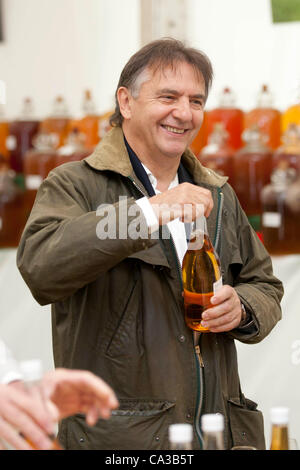 Donnerstag, 31. Mai 2012. Somerset, UK. Raymond Blanc Apfelwein an den königlichen Bad & -West-Show in Shepton Mallet zu urteilen. Stockfoto