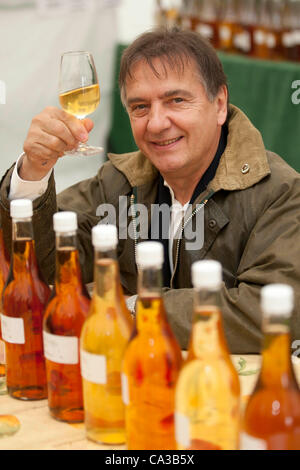 Donnerstag, 31. Mai 2012. Somerset, UK. Raymond Blanc Apfelwein an den königlichen Bad & -West-Show in Shepton Mallet zu urteilen. Stockfoto