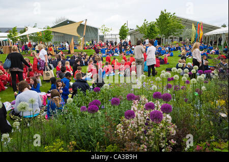 31. Mai 2012. Der Telegraph Hay Festival. Hunderte von Schülern aus lokalen Schulen von Powys und Herefordshire Mittagessen auf dem Festival Rasen. Hay-on-Wye, Powys, Wales, UK Stockfoto