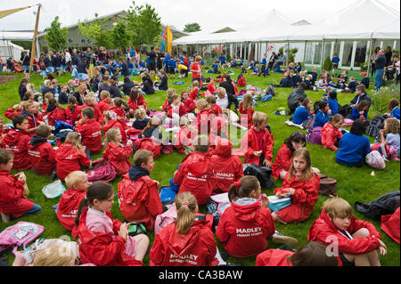 Hunderte von Schülern aus lokalen Schulen von Powys und Herefordshire genießen Sie ein Mittagessen auf dem Festival Rasen an The Telegraph Hay Festival, Hay-on-Wye, Powys, Wales, UK Stockfoto