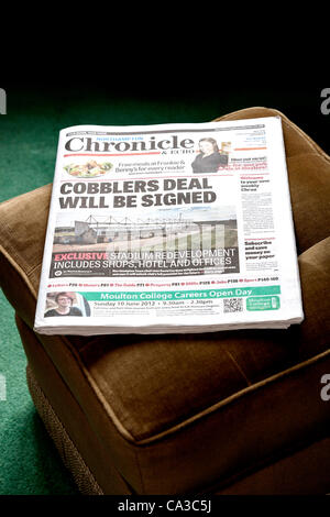 Der erste Titelseite die einmal tägliche Chronik & Echo, das jetzt jede Woche gegangen. 31. Mai 2012 Northampton Northants England UK Stockfoto