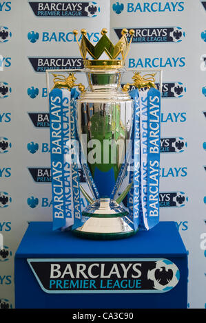 31. Mai 2012. Der Telegraph Hay Festival. Barclays Premier League Trophy beim Hay Festival. Hay-on-Wye, Powys, Wales, UK Stockfoto