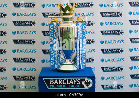 31. Mai 2012. Der Telegraph Hay Festival. Barclays Premier League Trophy beim Hay Festival. Hay-on-Wye, Powys, Wales, UK Stockfoto