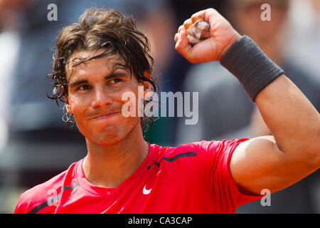 31.05.2012 Paris, Frankreich. Rafael Nadal feiert Sieg über Denis Istomin am 5. Tag der Französisch Open Tennis von Roland Garros. Stockfoto