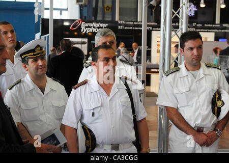 Bulgarische Marineoffiziere hören einen Vortrag auf dem Stand von Diehl Aerospace, erweiterte eine deutsche Firma, die Herstellung von Raketen. Plovdiv, Bulgarien, 31.05.2012 Stockfoto