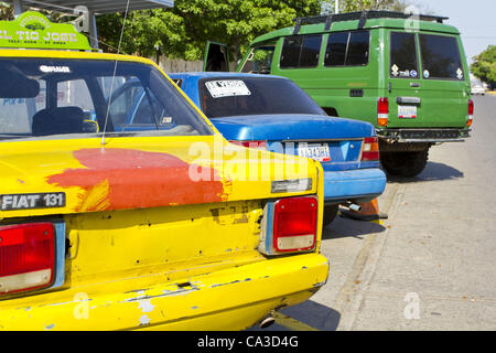 18. Mai 2012 - La Vela De Coro, Falcon, Venezuela - Autos auf der Straße im La Vela de Coro, eine Stadt und Hafen im Jahr 1528 gegründet. La Vela de Coro, Falcon Staat, Venezuela. (Kredit-Bild: © Ricardo Ribas/ZUMAPRESS.com) Stockfoto