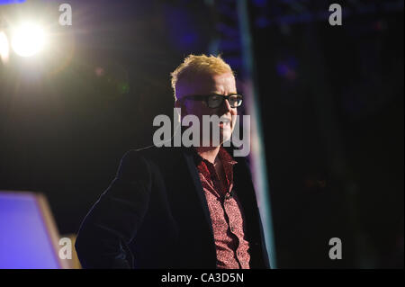 31. Mai 2012. Der Telegraph Hay Festival. Chris Evans, an einer Veranstaltung mit David Walliams, im Gespräch mit dem Publikum von der Bühne bei Hay Festival. Hay-on-Wye, Powys, Wales, UK. Chris verließ das Festival bereits für London nach lernen, dass seine Frau in Deutschland zum Arbeitsdienst kommunizierte. Stockfoto