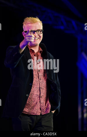 31. Mai 2012. Der Telegraph Hay Festival. Chris Evans, an einer Veranstaltung mit David Walliams, im Gespräch mit dem Publikum von der Bühne bei Hay Festival. Hay-on-Wye, Powys, Wales, UK Stockfoto