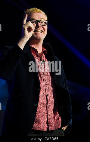 31. Mai 2012. Der Telegraph Hay Festival. Chris Evans, an einer Veranstaltung mit David Walliams, im Gespräch mit dem Publikum von der Bühne bei Hay Festival. Hay-on-Wye, Powys, Wales, UK. Chris verließ das Festival bereits für London nach lernen, dass seine Frau in Deutschland zum Arbeitsdienst kommunizierte. Stockfoto