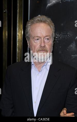 Sir Ridley Scott besucht die Weltpremiere des neuen Sci-Fi-Thriller Sir Ridley Scotts Prometheus am 31.05.2012 in The Empire, Leicester Square, London. Personen im Bild: Sir Ridley Scott. Bild von Julie Edwards Stockfoto