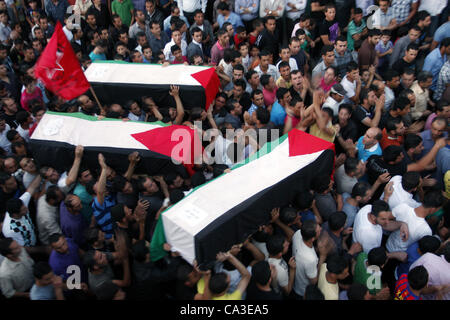 31. Mai 2012 - Nablus, West Bank, Palästina - Palästinenser tragen einen Flag-Marterrad Sarg in die Westbank Nablus, 31. Mai 2012, mit den Resten einiger der 90 palästinensischen militanten Israel übergeben an die palästinensische Autonomiebehörde, die besagt, dass es die "Geste des guten Willens" hoffen würde hel Stockfoto