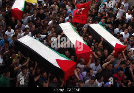 31. Mai 2012 - Nablus, West Bank, Palästina - Palästinenser tragen einen Flag-Marterrad Sarg in die Westbank Nablus, 31. Mai 2012, mit den Resten einiger der 90 palästinensischen militanten Israel übergeben an die palästinensische Autonomiebehörde, die besagt, dass es die "Geste des guten Willens" hoffen würde hel Stockfoto