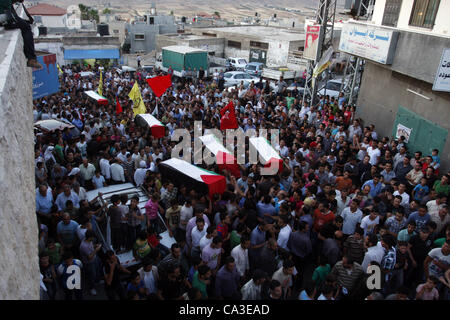 31. Mai 2012 - Nablus, West Bank, Palästina - Palästinenser tragen einen Flag-Marterrad Sarg in die Westbank Nablus, 31. Mai 2012, mit den Resten einiger der 90 palästinensischen militanten Israel übergeben an die palästinensische Autonomiebehörde, die besagt, dass es die "Geste des guten Willens" hoffen würde hel Stockfoto