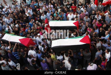 31. Mai 2012 - Nablus, West Bank, Palästina - Palästinenser tragen einen Flag-Marterrad Sarg in die Westbank Nablus, 31. Mai 2012, mit den Resten einiger der 90 palästinensischen militanten Israel übergeben an die palästinensische Autonomiebehörde, die besagt, dass es die "Geste des guten Willens" hoffen würde hel Stockfoto