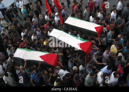 31. Mai 2012 - Nablus, West Bank, Palästina - Palästinenser tragen einen Flag-Marterrad Sarg in die Westbank Nablus, 31. Mai 2012, mit den Resten einiger der 90 palästinensischen militanten Israel übergeben an die palästinensische Autonomiebehörde, die besagt, dass es die "Geste des guten Willens" hoffen würde hel Stockfoto