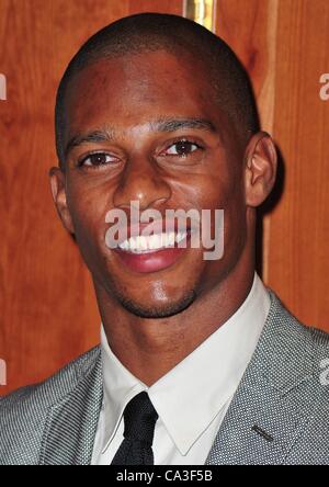 Victor Cruz im Ankunftsbereich für die frische Luft Fonds jährliche Spring Gala Gruß an amerikanischen Helden, Chelsea Piers, Pier 60, New York, NY 31. Mai 2012. Foto von: Gregorio T. Binuya/Everett Collection Stockfoto