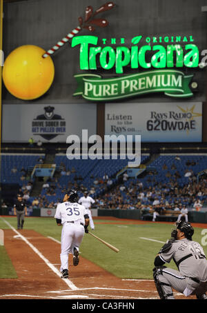 Hideki Matsui (Strahlen), 29. Mai 2012 - MLB: Hideki Matsui von der Tampa Bay Rays fährt zum ersten Base während des Spiels gegen die Chicago White Sox im Tropicana Field in St. Petersburg, Florida, Vereinigte Staaten von Amerika. (Foto: AFLO) Stockfoto