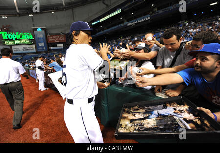 Hideki Matsui (Strahlen), 29. Mai 2012 - MLB: Hideki Matsui von der Tampa Bay Rays gibt Autogramme für die Fans vor dem Spiel gegen die Chicago White Sox im Tropicana Field in St. Petersburg, Florida, Vereinigte Staaten von Amerika. (Foto: AFLO) Stockfoto