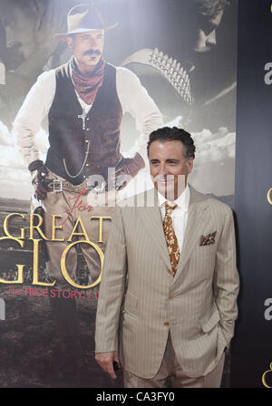 31. Mai 2012 - Los Angeles, Kalifornien, USA - ANDY GARCIA auf dem roten Teppich der Los Angeles premiere des Films, die für größere Herrlichkeit im AMPAS Theater in Beverly Hills statt. (Kredit-Bild: © Javier Rojas/Prensa Internacional/ZUMAPRESS.com) Stockfoto