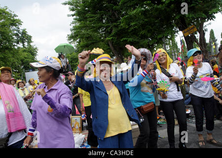 Bangkok, Thailand. 1. Mai 2012. Mitglieder von der gelben Hemden Volksallianz für Demokratie (PAD) versammeln sich an einer Protestkundgebung gegen eine vorgeschlagene Versöhnung Debatte in Bangkok vor dem Parlament Stockfoto