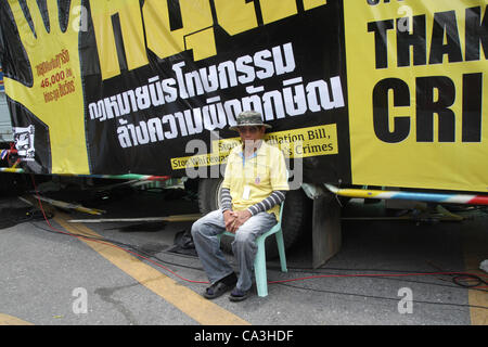 Bangkok, Thailand. 1. Mai 2012. Mitglieder von der gelben Hemden Volksallianz für Demokratie (PAD) versammeln sich an einer Protestkundgebung gegen eine vorgeschlagene Versöhnung Debatte in Bangkok vor dem Parlament Stockfoto