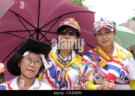 Bangkok, Thailand. 1. Mai 2012. Mitglieder von der gelben Hemden Volksallianz für Demokratie (PAD) versammeln sich an einer Protestkundgebung gegen eine vorgeschlagene Versöhnung Debatte in Bangkok vor dem Parlament Stockfoto