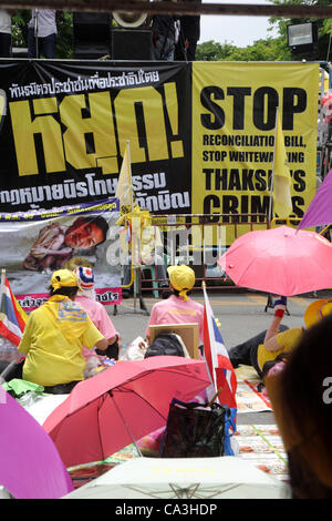 Bangkok, Thailand. 1. Mai 2012. Mitglieder von der gelben Hemden Volksallianz für Demokratie (PAD) versammeln sich an einer Protestkundgebung gegen eine vorgeschlagene Versöhnung Debatte in Bangkok vor dem Parlament Stockfoto