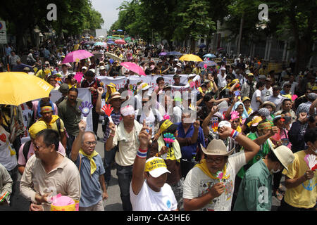 Bangkok, Thailand. 1. Mai 2012. Mitglieder von der gelben Hemden Volksallianz für Demokratie (PAD) versammeln sich an einer Protestkundgebung gegen eine vorgeschlagene Versöhnung Debatte in Bangkok vor dem Parlament Stockfoto