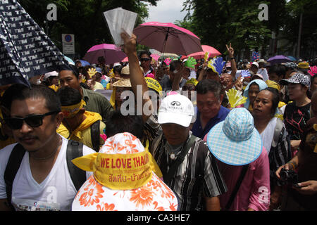 Bangkok, Thailand. 1. Mai 2012. Mitglieder von der gelben Hemden Volksallianz für Demokratie (PAD) versammeln sich an einer Protestkundgebung gegen eine vorgeschlagene Versöhnung Debatte in Bangkok vor dem Parlament Stockfoto