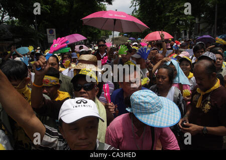 Bangkok, Thailand. 1. Mai 2012. Mitglieder von der gelben Hemden Volksallianz für Demokratie (PAD) versammeln sich an einer Protestkundgebung gegen eine vorgeschlagene Versöhnung Debatte in Bangkok vor dem Parlament Stockfoto