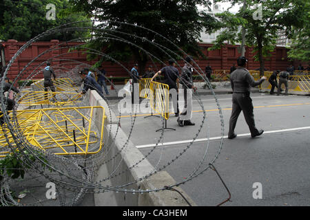 Bangkok, Thailand. 1. Mai 2012. Thai Aufruhr Polizist Widerhaken vorbereiten, um das Parlament von Mitgliedern der gelben Hemden Volksallianz für Demokratie (PAD) an einer Protestkundgebung gegen eine vorgeschlagene Versöhnung Debatte zu schützen Stockfoto