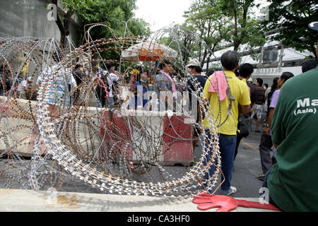 Bangkok, Thailand. 1. Mai 2012. Mitglieder von der gelben Hemden Volksallianz für Demokratie (PAD) versammeln sich an einer Protestkundgebung gegen eine vorgeschlagene Versöhnung Debatte in Bangkok vor dem Parlament Stockfoto